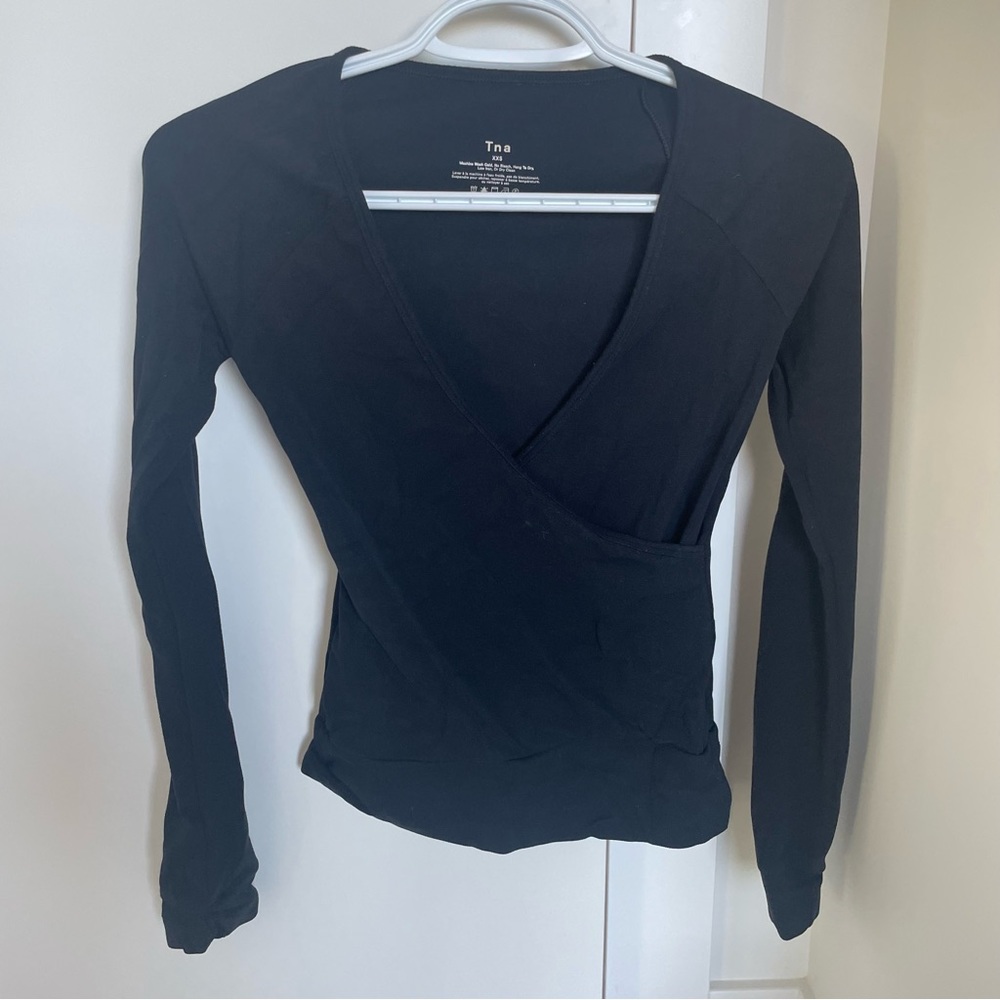 Aritzia v neck black top size xxs